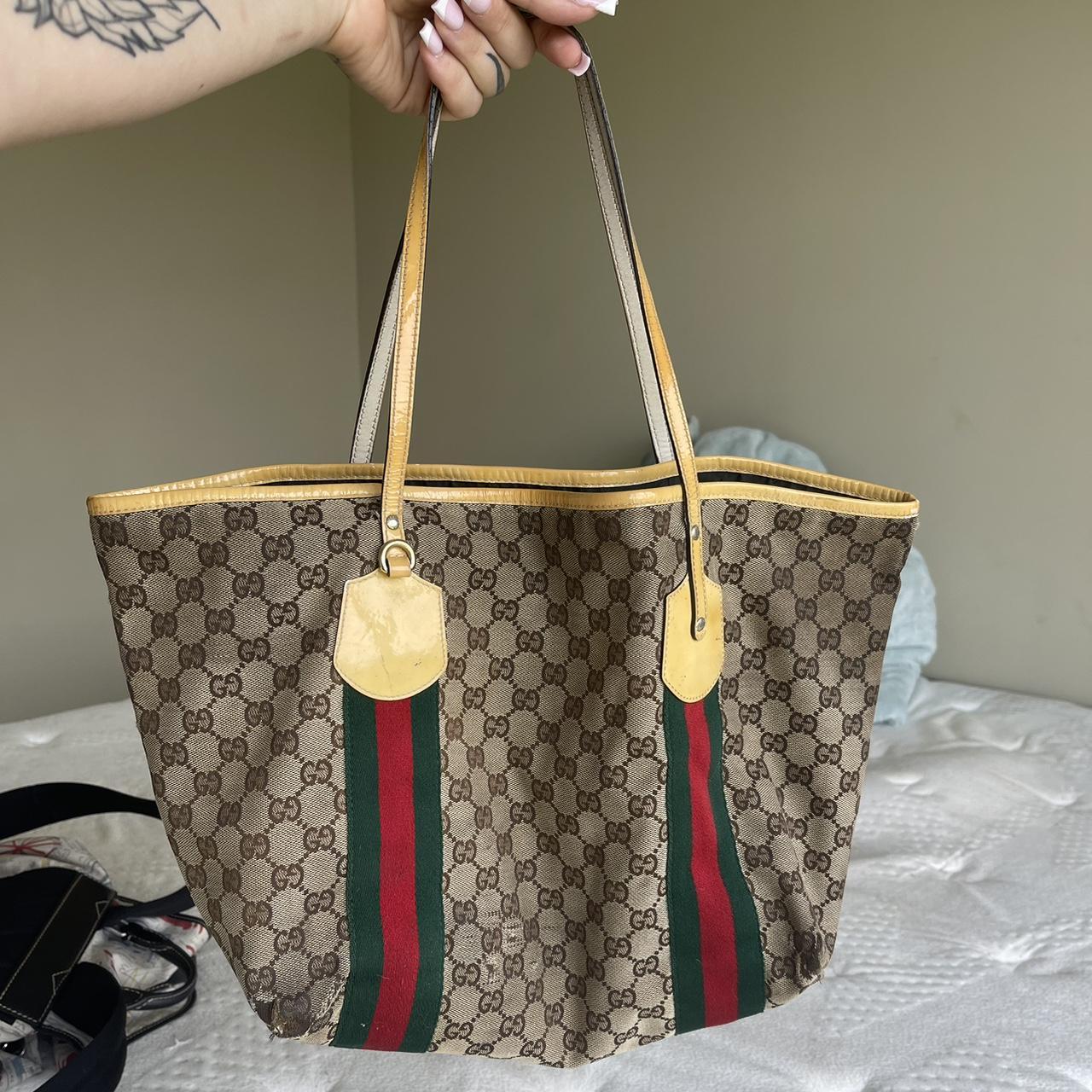 Gucci changing bag Beige and pink Strap is blue - Depop