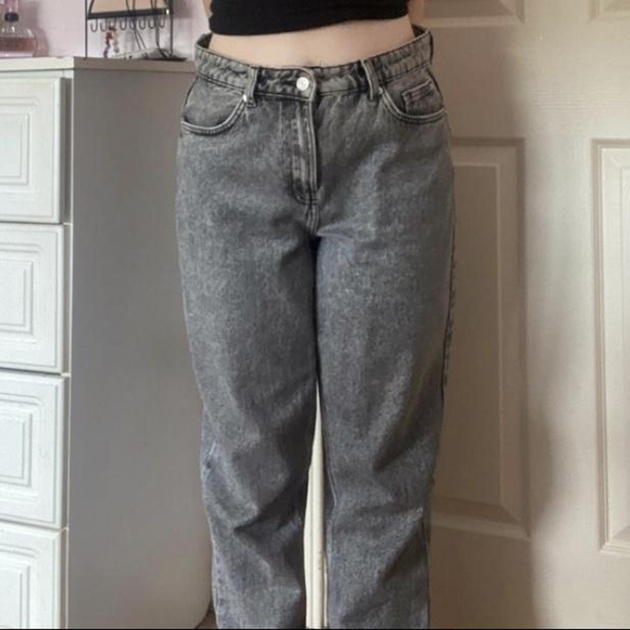 size 12 (true to size) shown on size 8/10 height... Depop