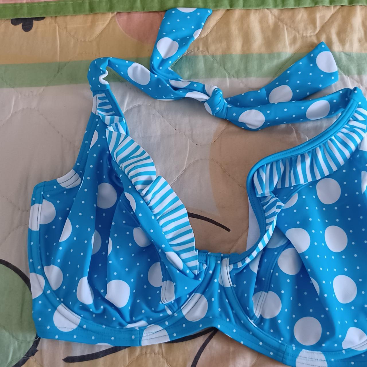 Swimsuit top size 30E - Depop