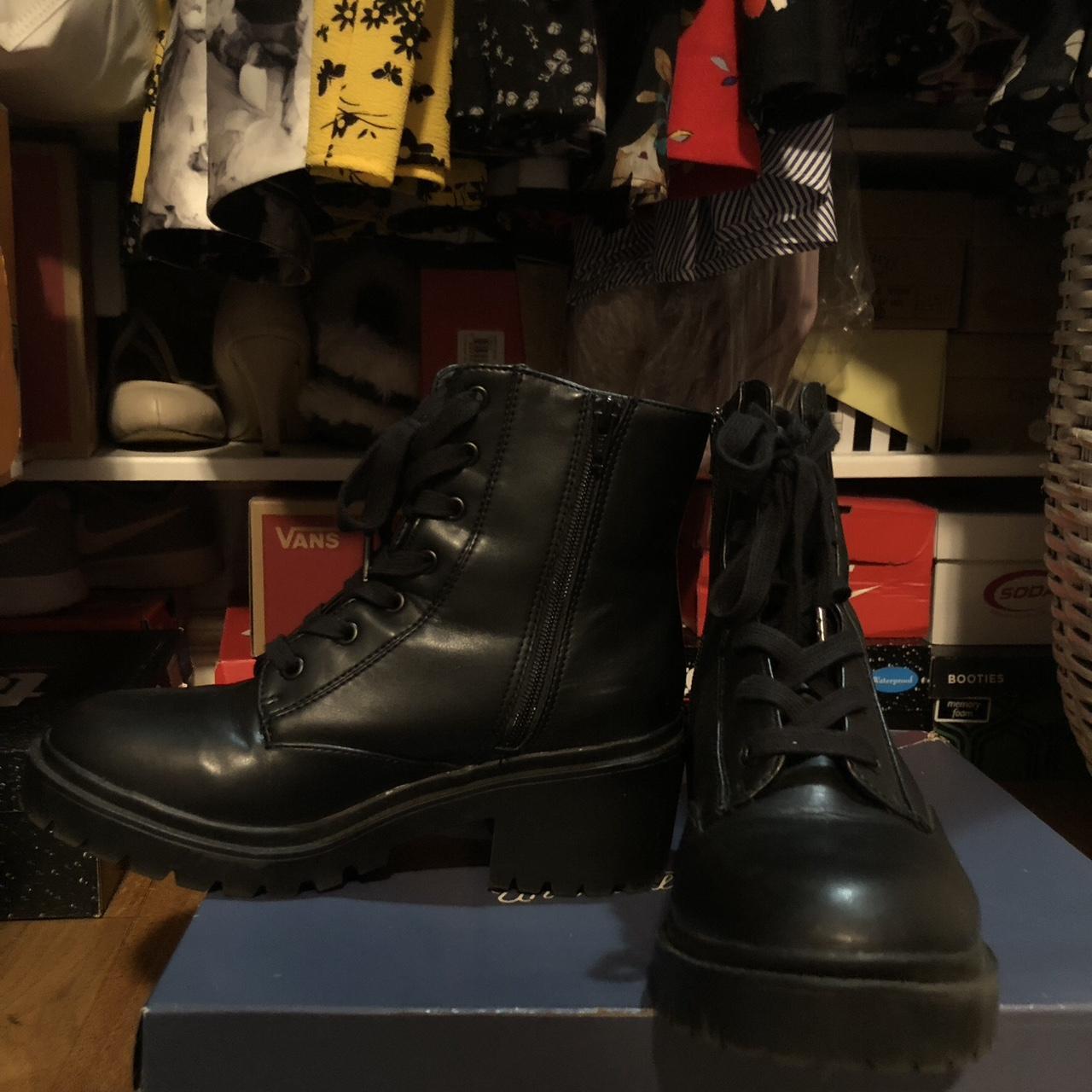 Universal thread combat sales boots