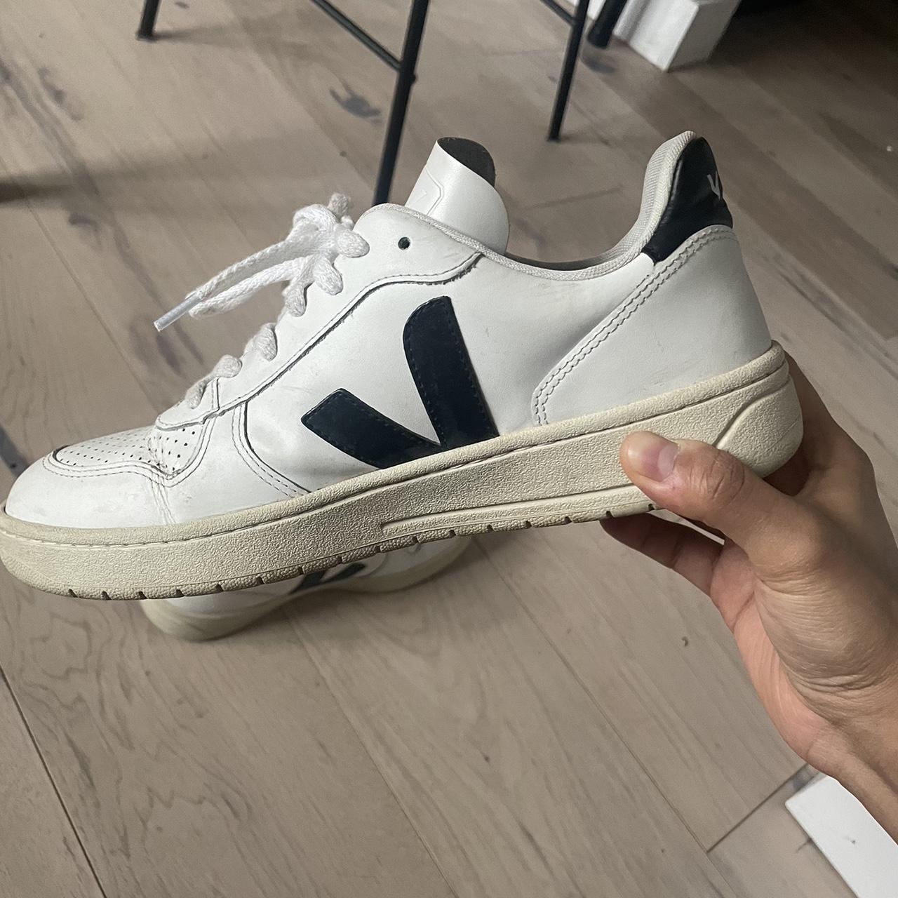 vejas black and white