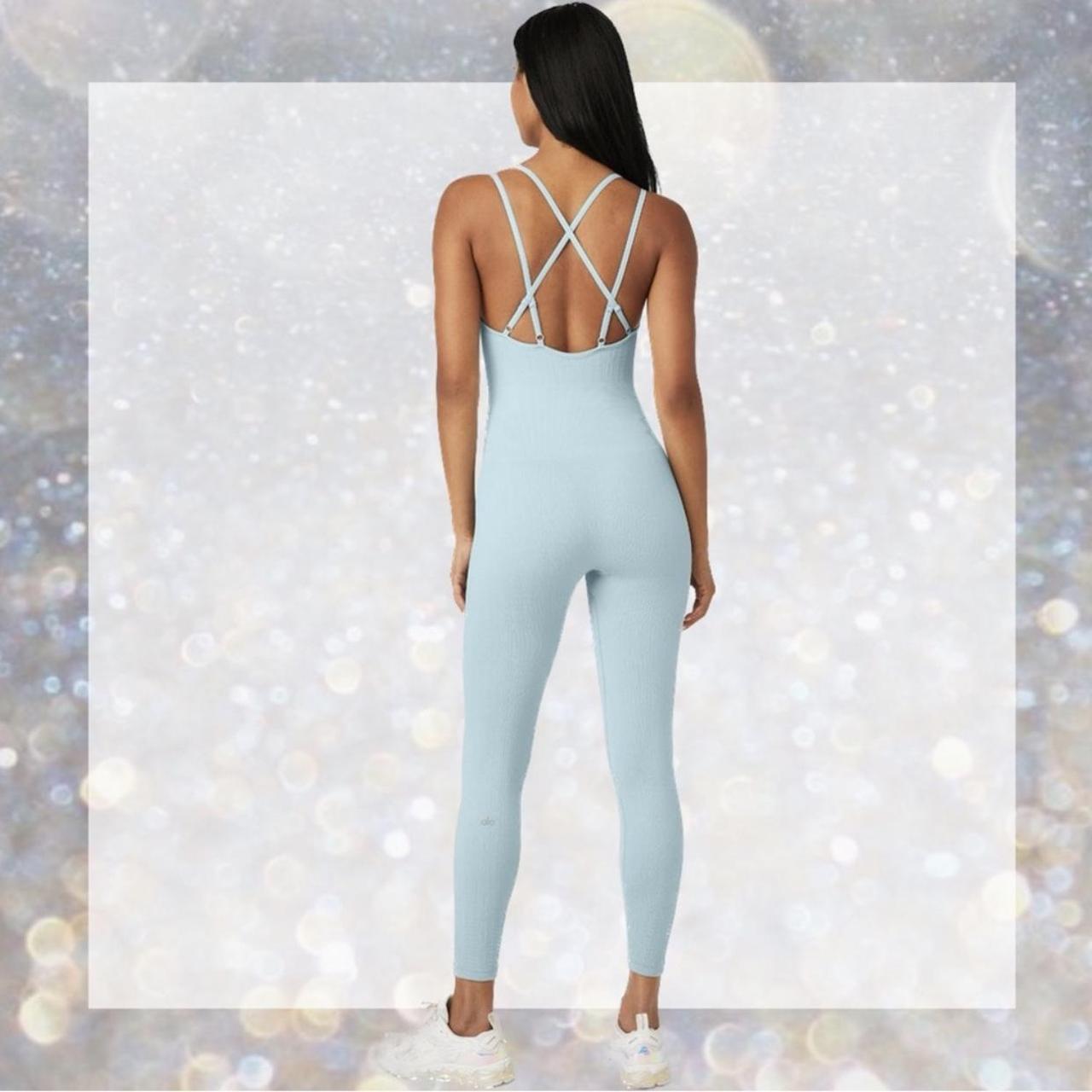 【新品未使用タグ付き‼️】alo yoga chalk blue XSサイズ Alo Yoga Cable Knit Onesie in Blue Chalk size XS | Depop