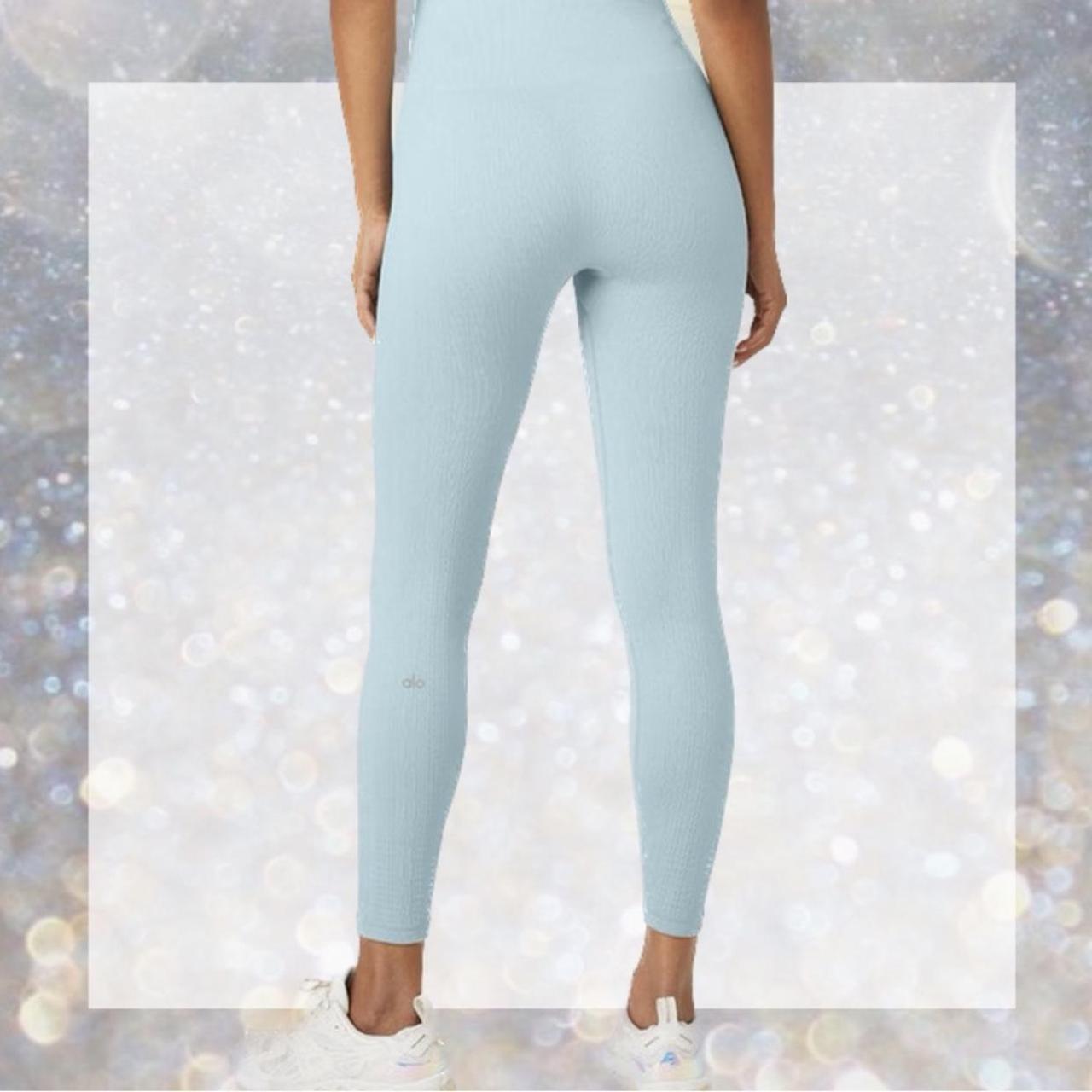 【新品未使用タグ付き‼️】alo yoga chalk blue XSサイズ 新品未使用タグ付き‼️】alo yoga chalk blue XSサイズ