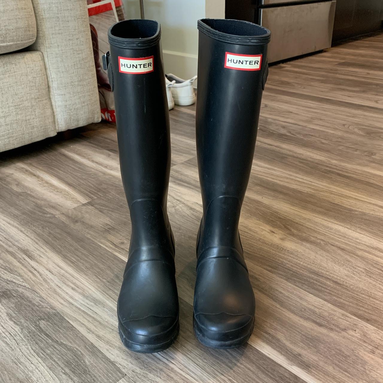 Hunter Women's Black and Red Boots | Depop