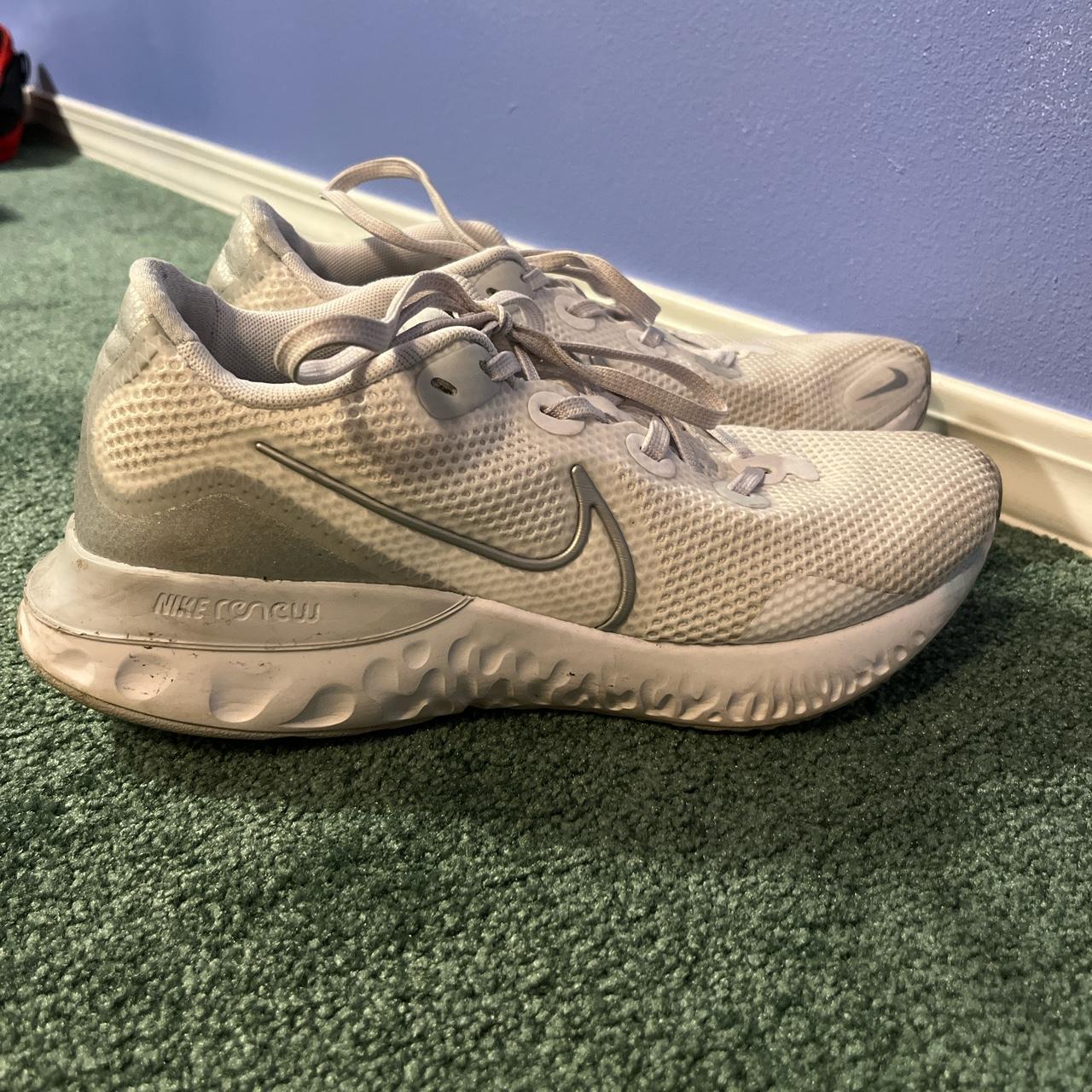 womens white and grey nike shoes