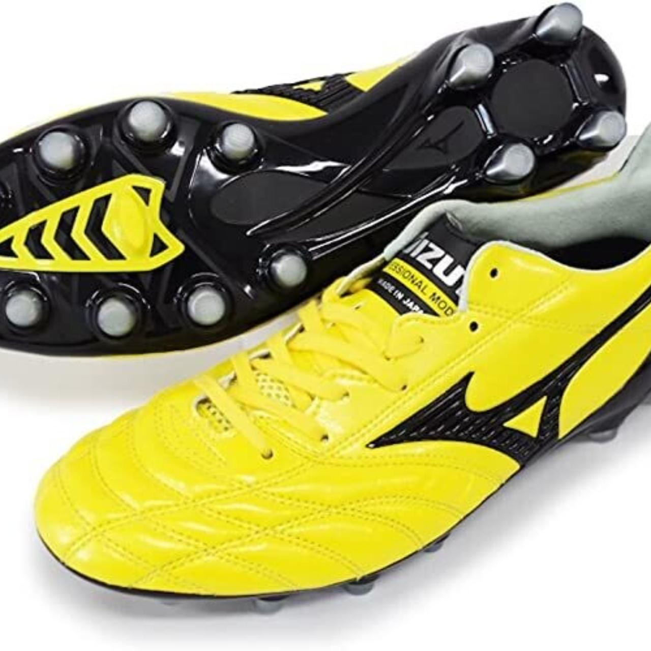 Mizuno Men's Yellow and Black Trainers | Depop