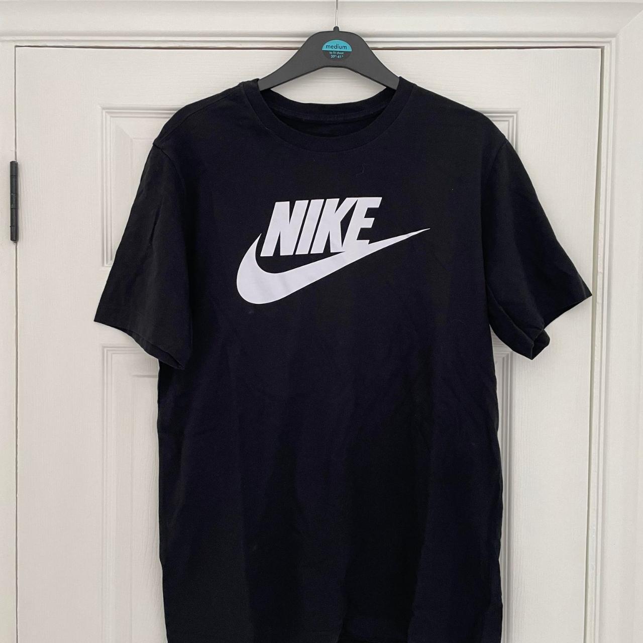 Nike Men's Black and White T-shirt | Depop