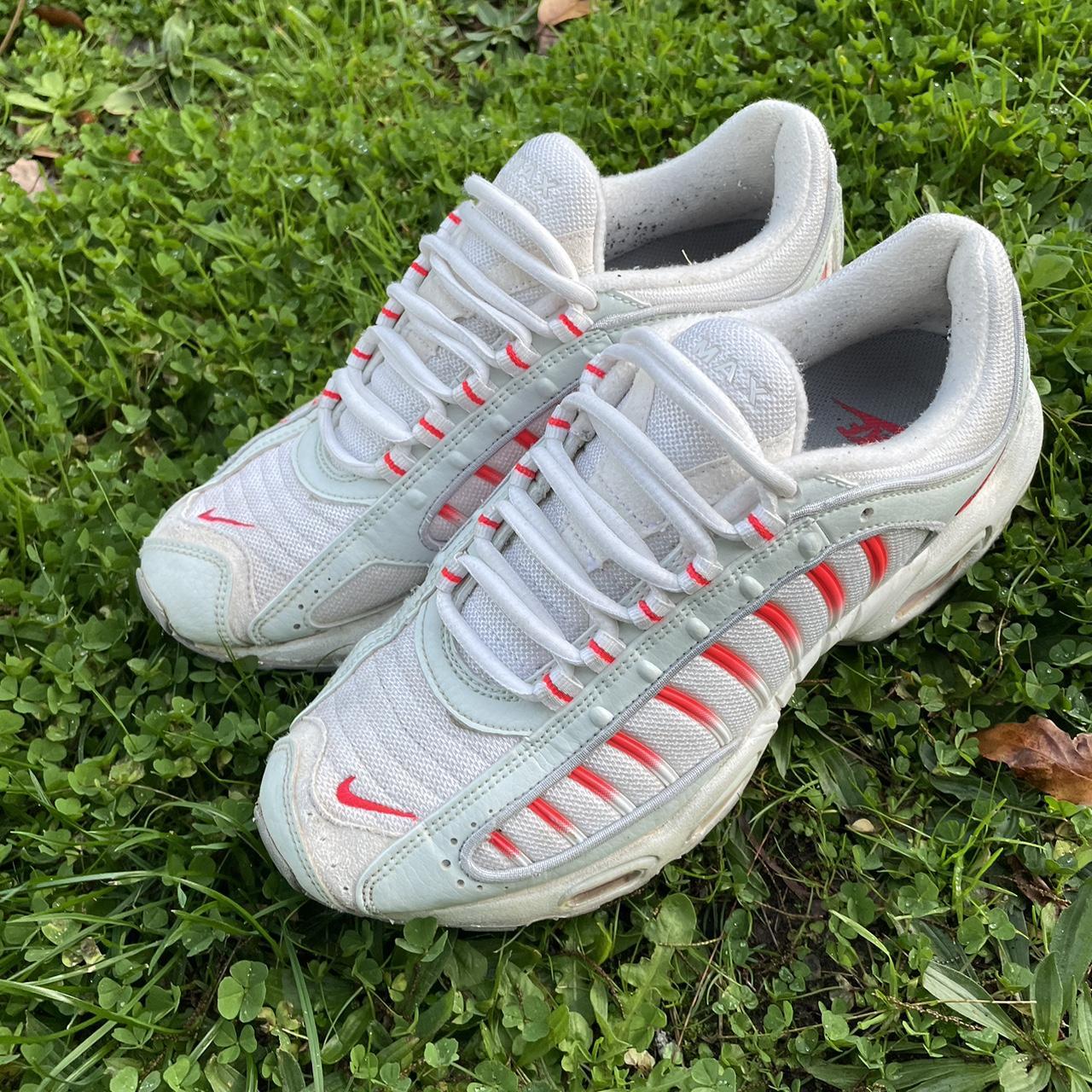 tailwinds red and black