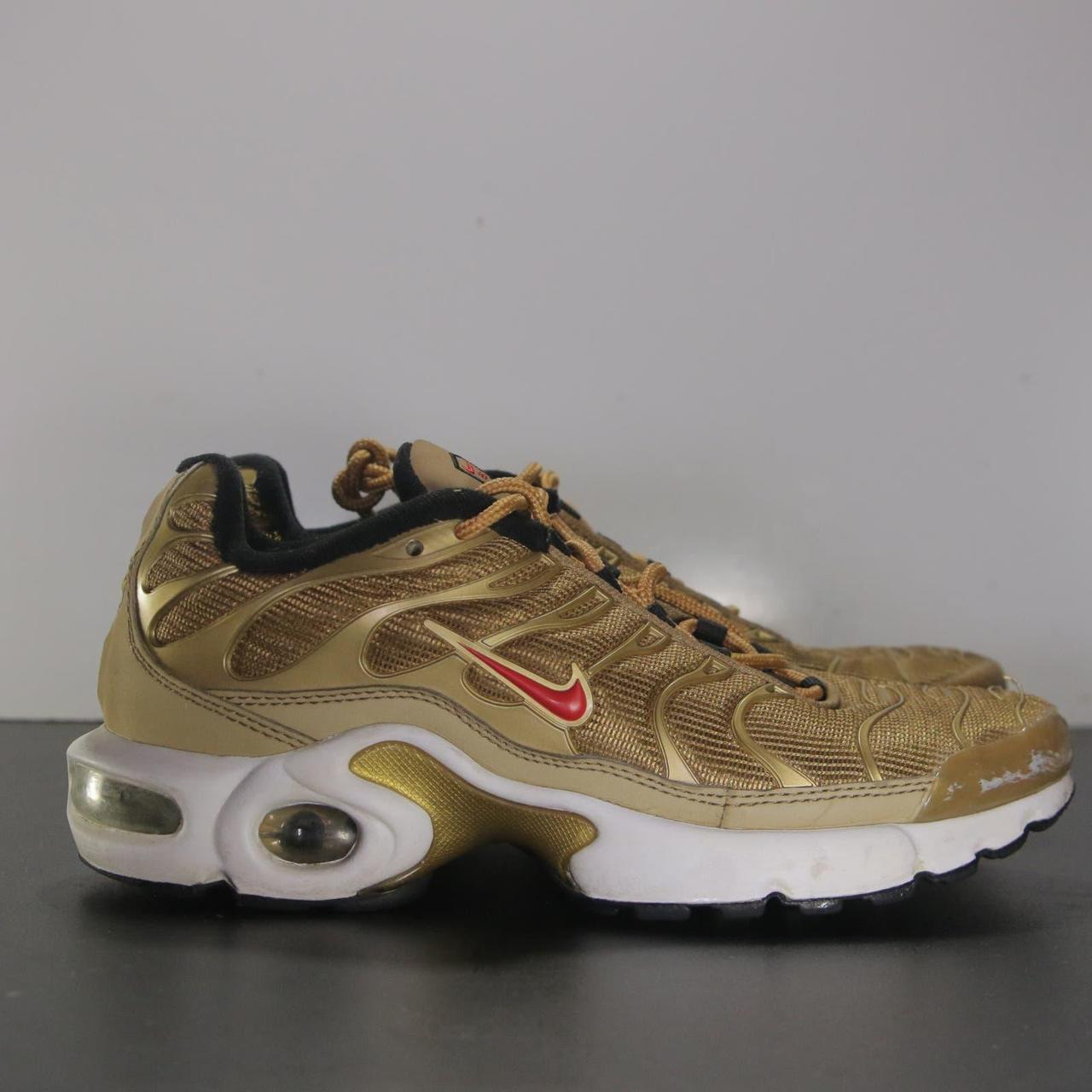 Air max plus hotsell metallic gold on feet