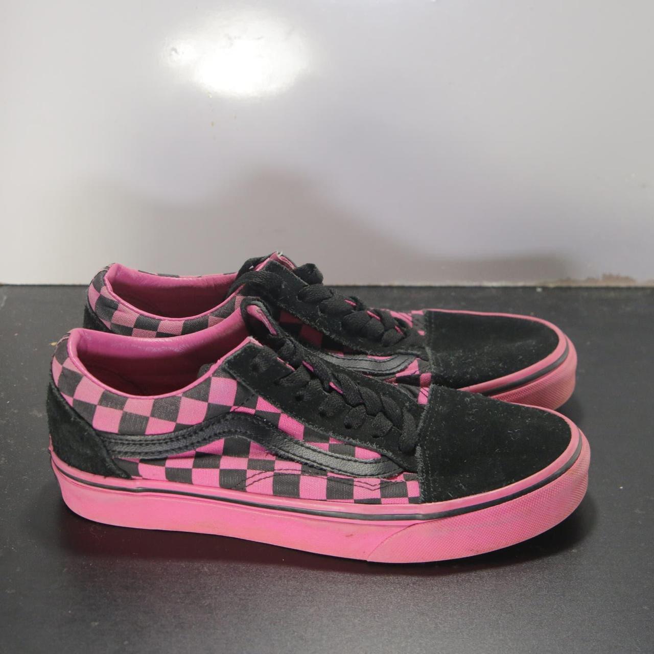 Black and pink shop checkerboard vans old skool