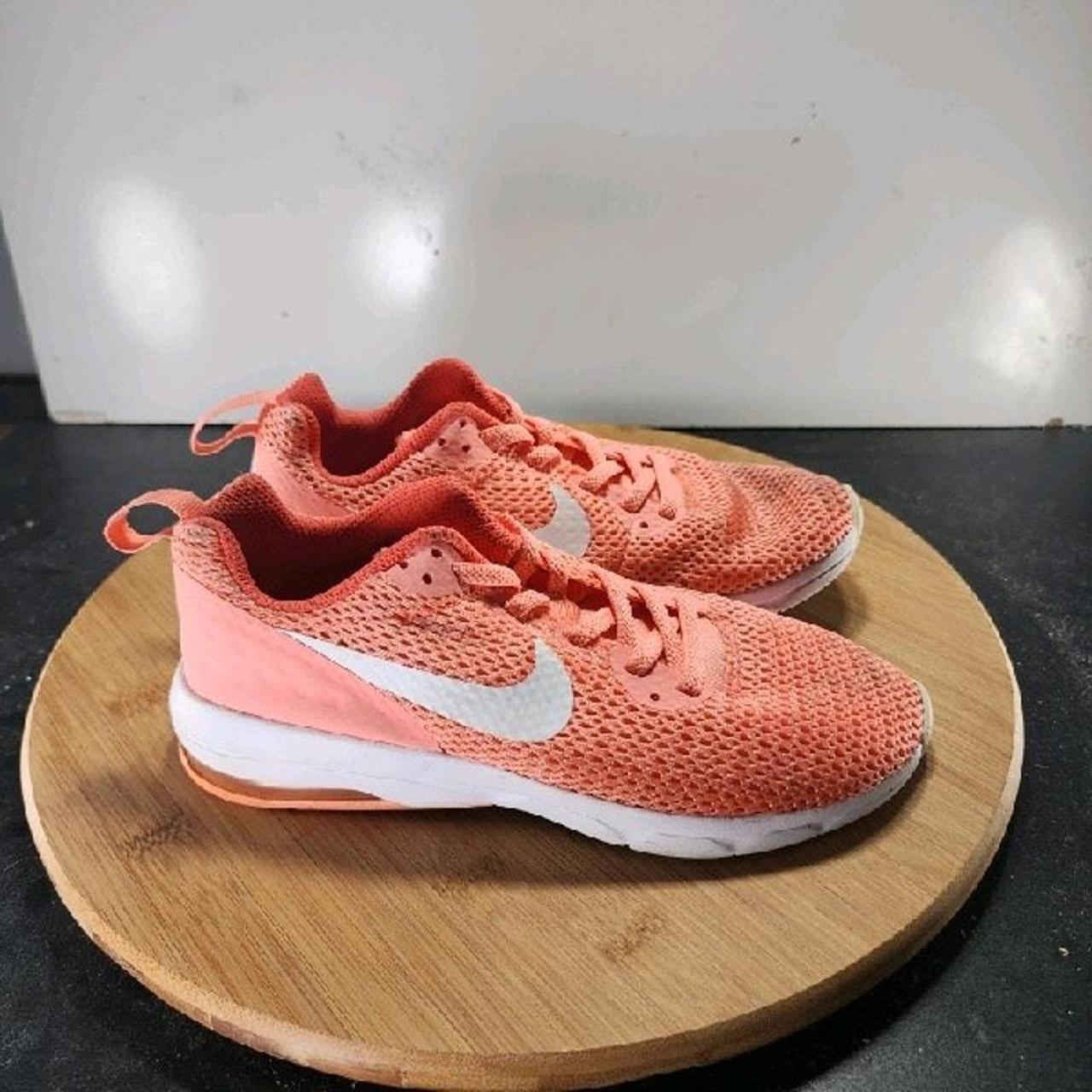 Pink nike air max motion hotsell