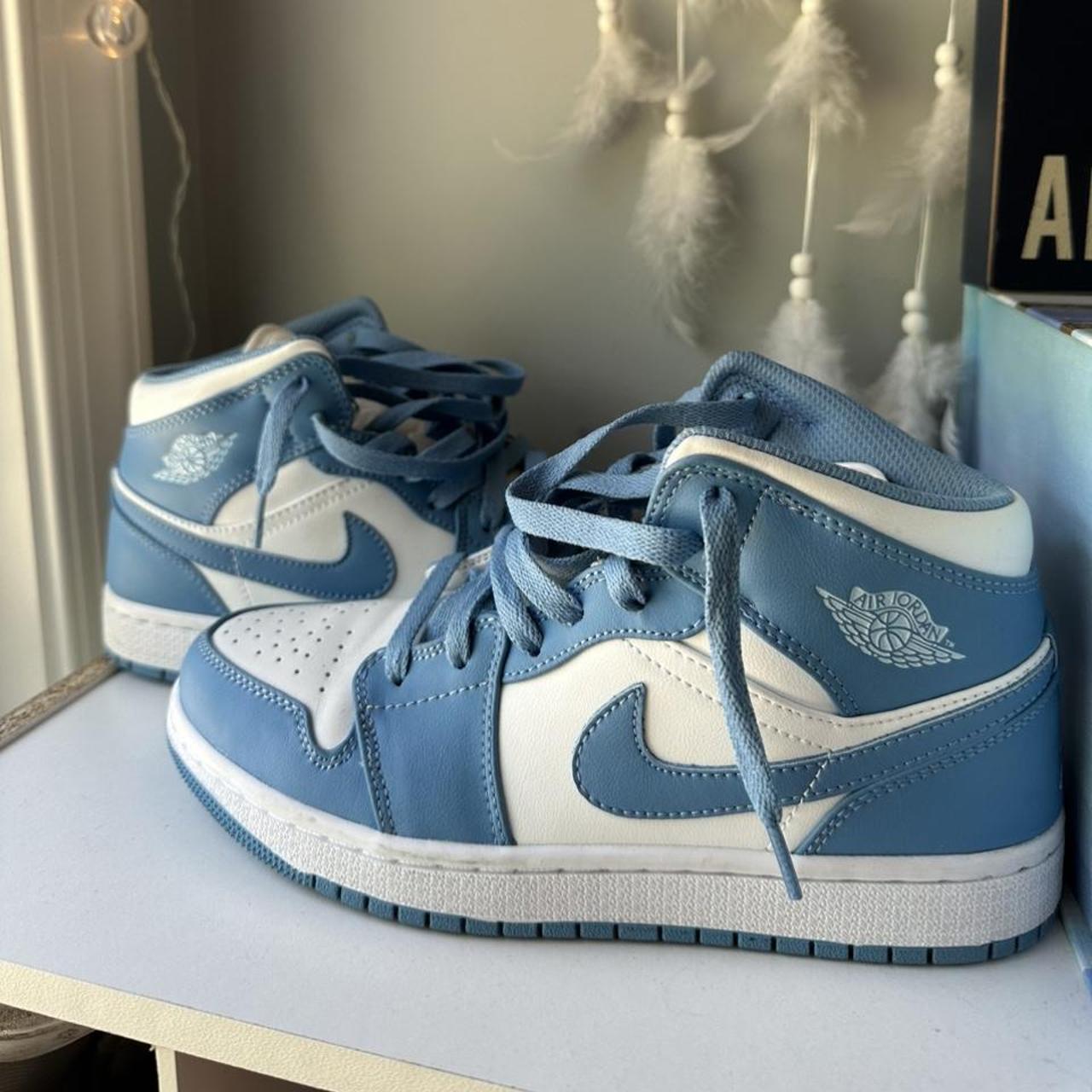 Nike Women's Blue and White Trainers | Depop