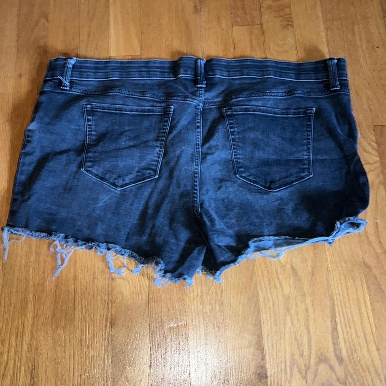 Isabel Maternity By Ingrid & Isabel Midi Shorts... Depop