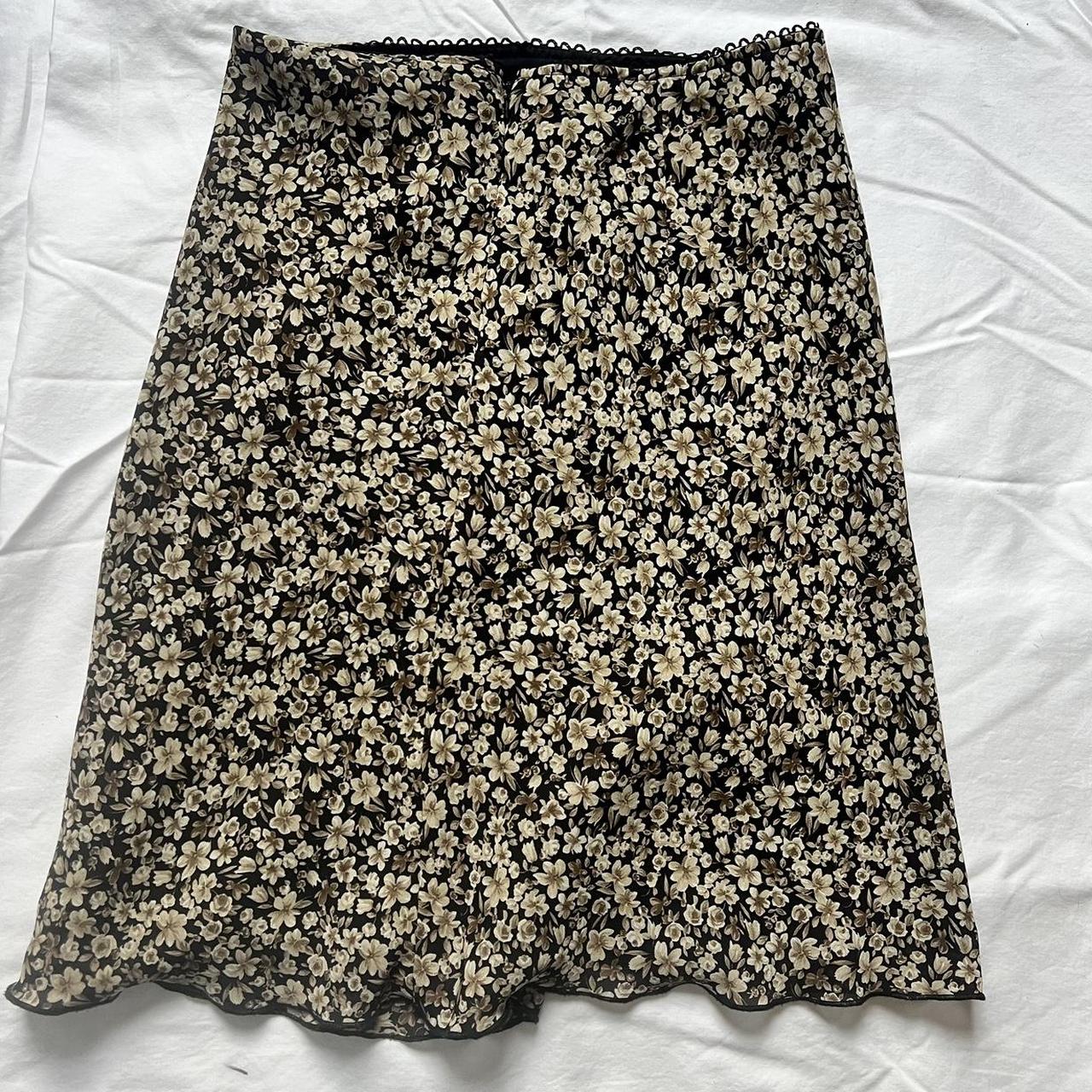 super cute floral midi skirt size 2 old navy - Depop