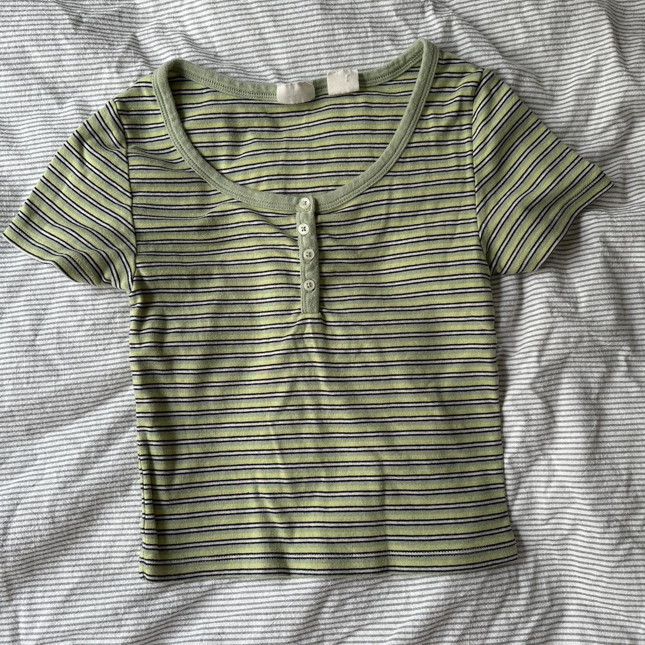 Levi's Women's Green and White T-shirt | Depop