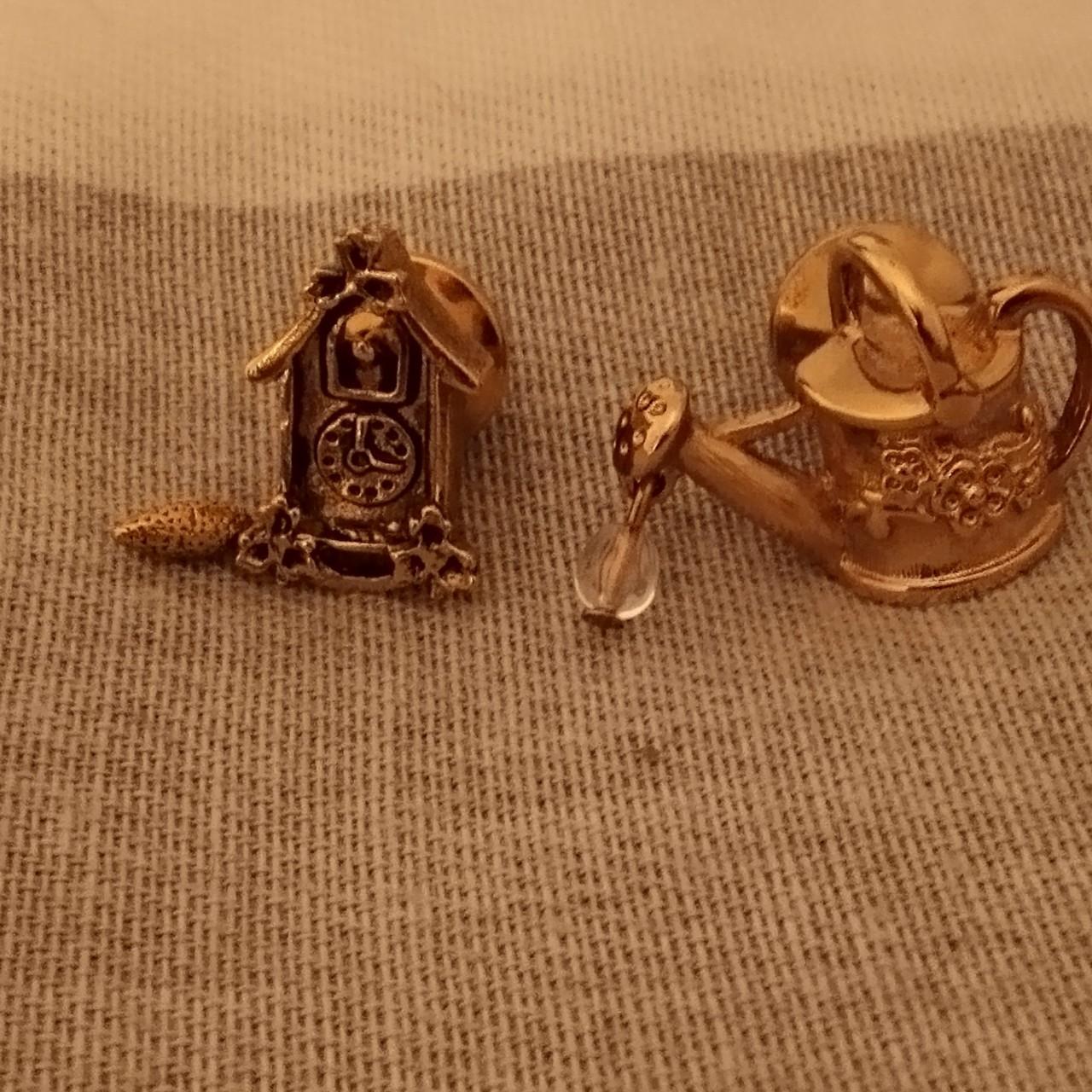 Set of 2 vintage Pins - set of 2 vintage pins, - Depop