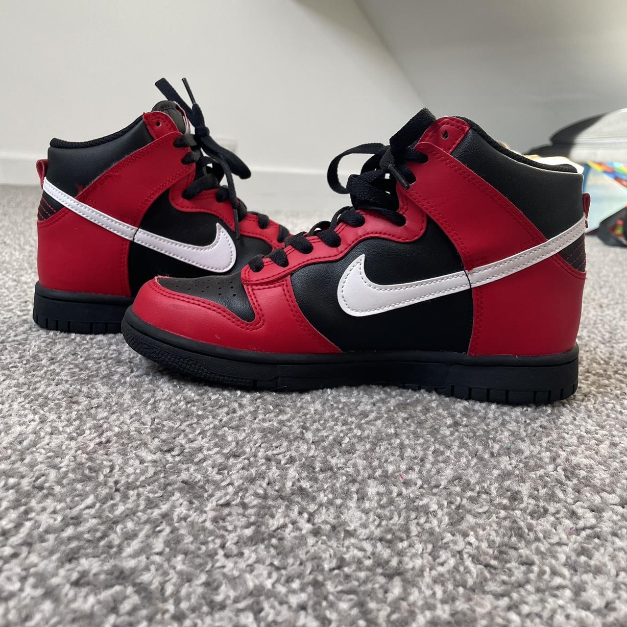 Black nike trainers with red tick on sale