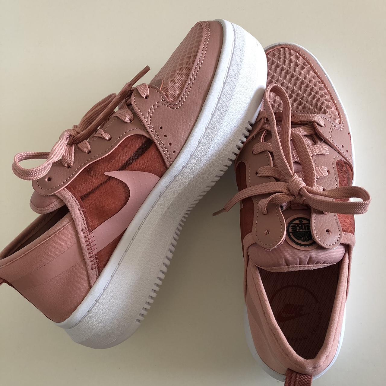 womens white and pink nike trainers