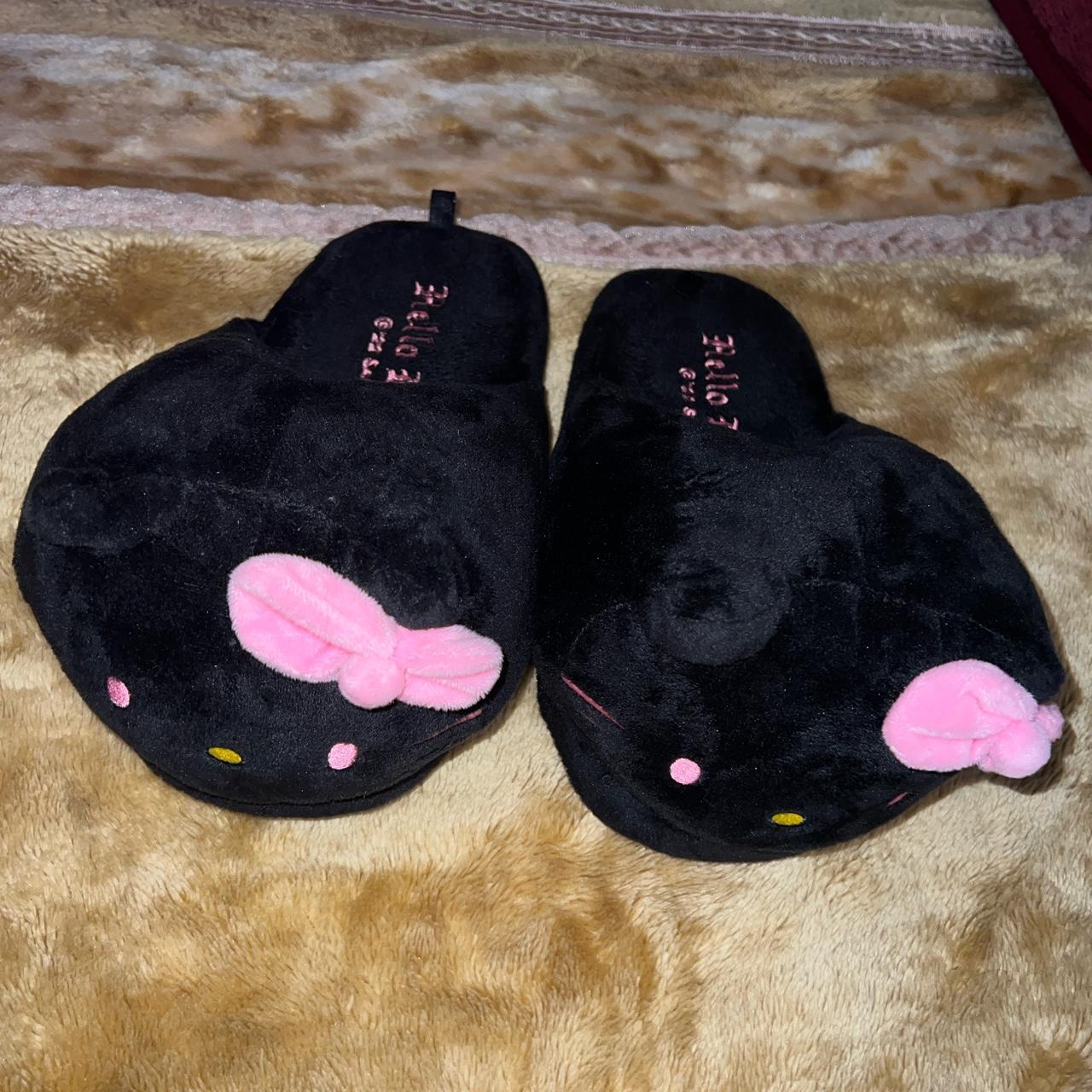 Forever 21 Women's Pink and Black Slippers | Depop