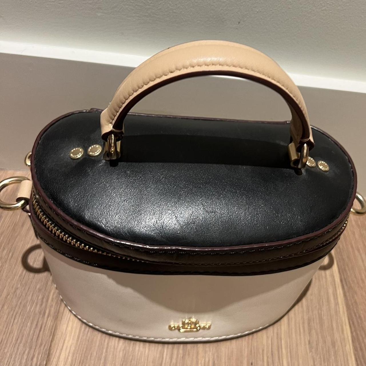 【きれいめファッション51選】上品さと清潔感をキープし Coach Selena Gomez Trail Bag Coach Selena Gomez Trail Bag バッグ