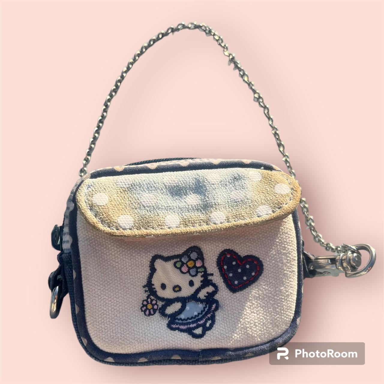 Hello Kitty purse!! love it !! Want this purse and the wallet.