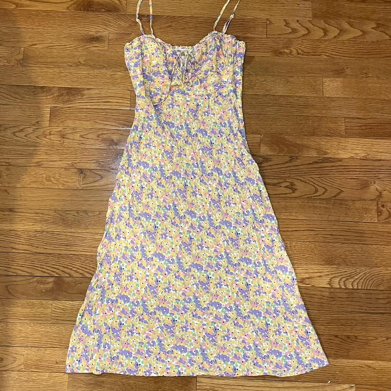 Floral midi dress. Super super flattering. - Depop