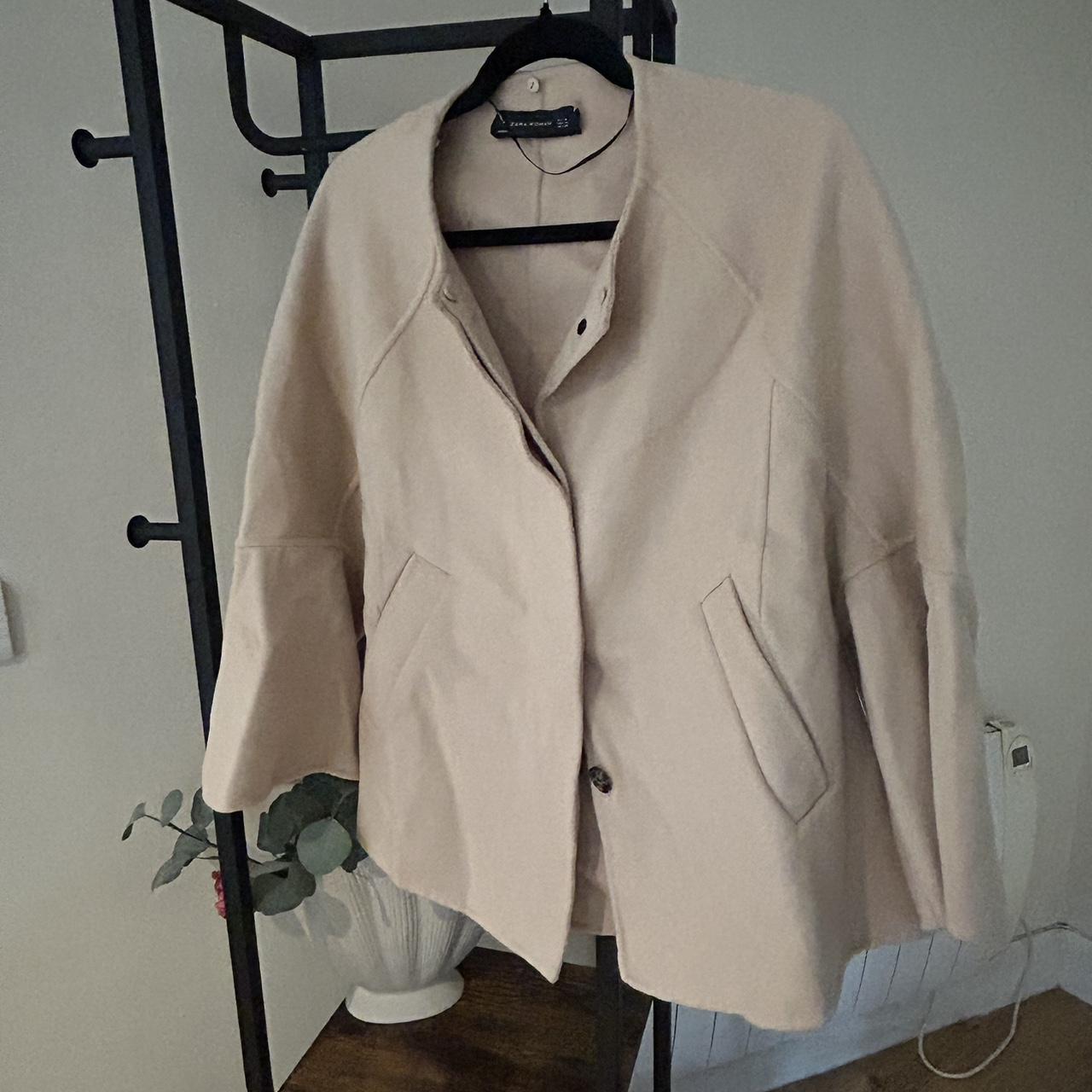 Aline cape jacket, beige from Zara, Fastening
