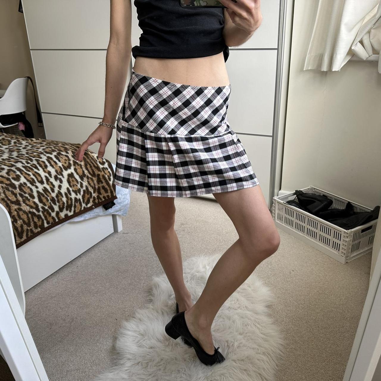 Black and white plaid skirt 90s best sale