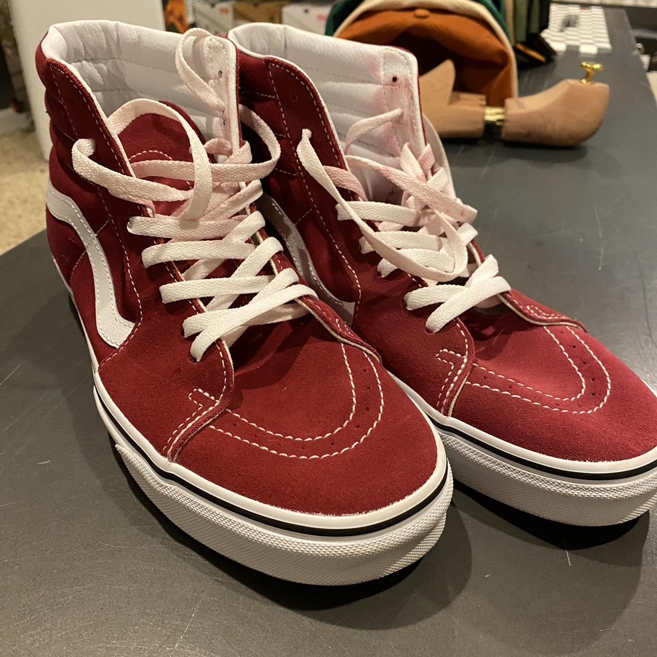 Maroon vans hotsell with white laces