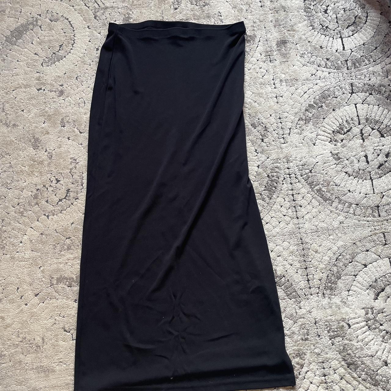 Midi skirt with slit on the side - Depop