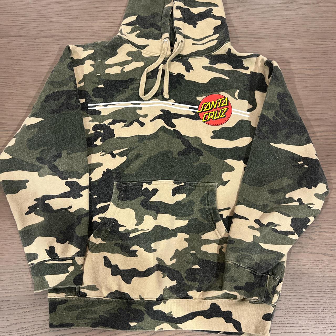 santa cruz camo hoodie size: men’s small, worn