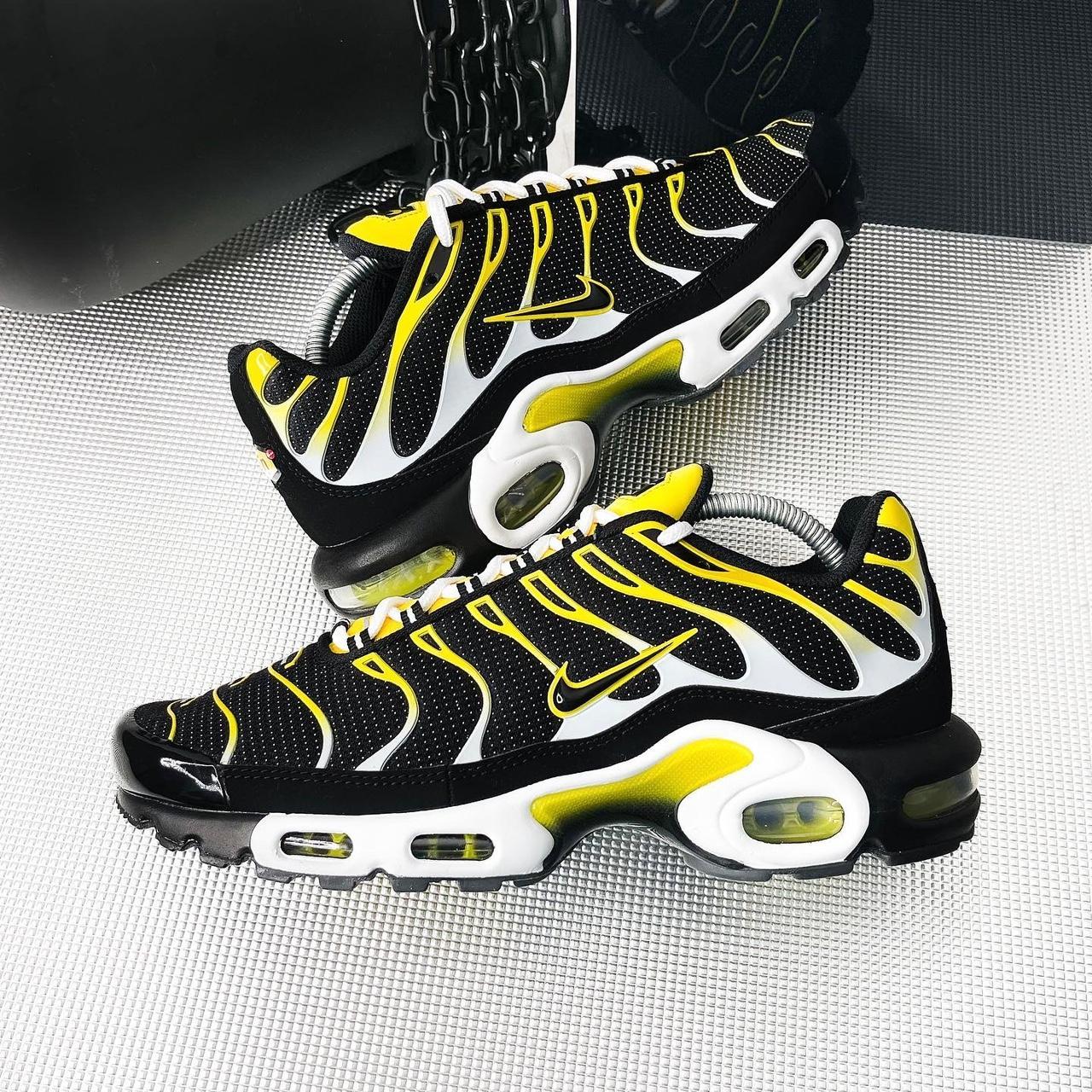 nike pink and yellow trainers