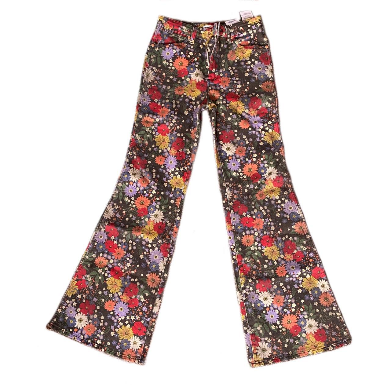 Wrangler “Bloom Print Wanderer” flare jeans🌼🪻 Size:... - Depop