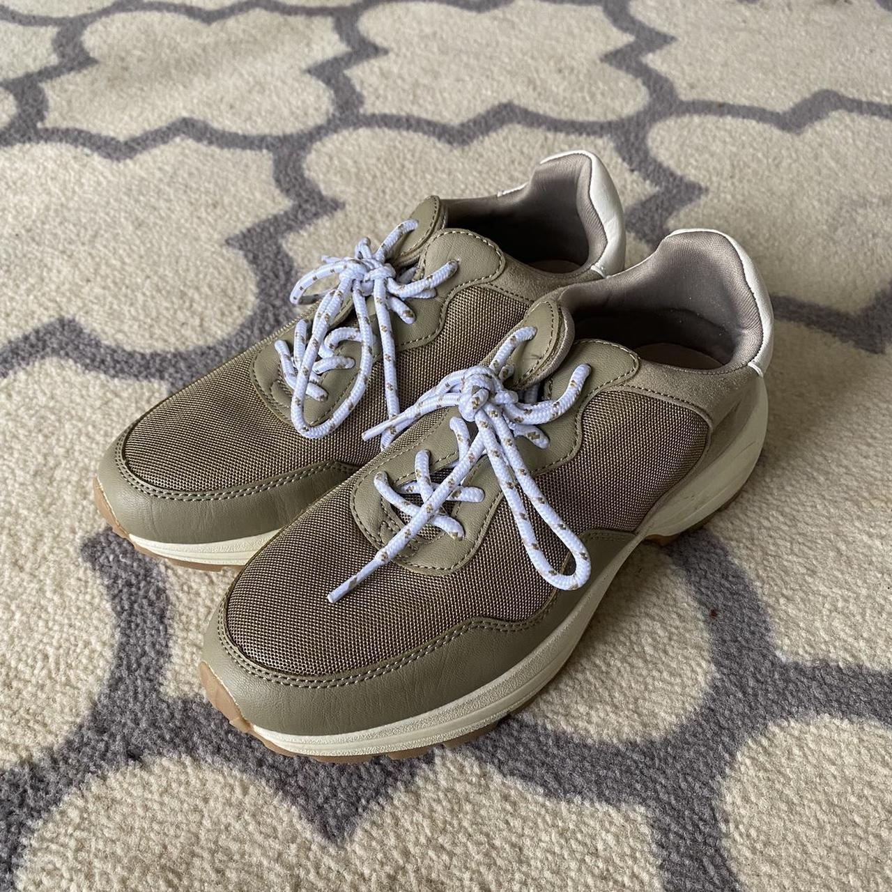 Green running/tennis shoes!🍃👟 bought these at Depop