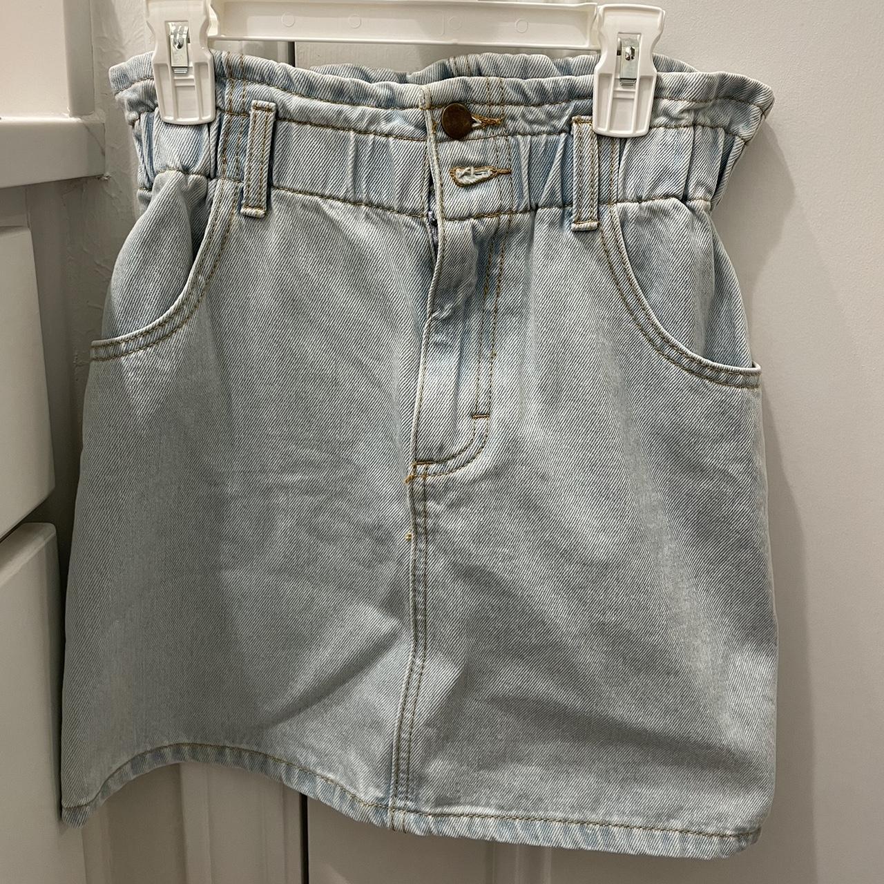 Adorable denim skirt from Dillards! Waist is elastic... Depop