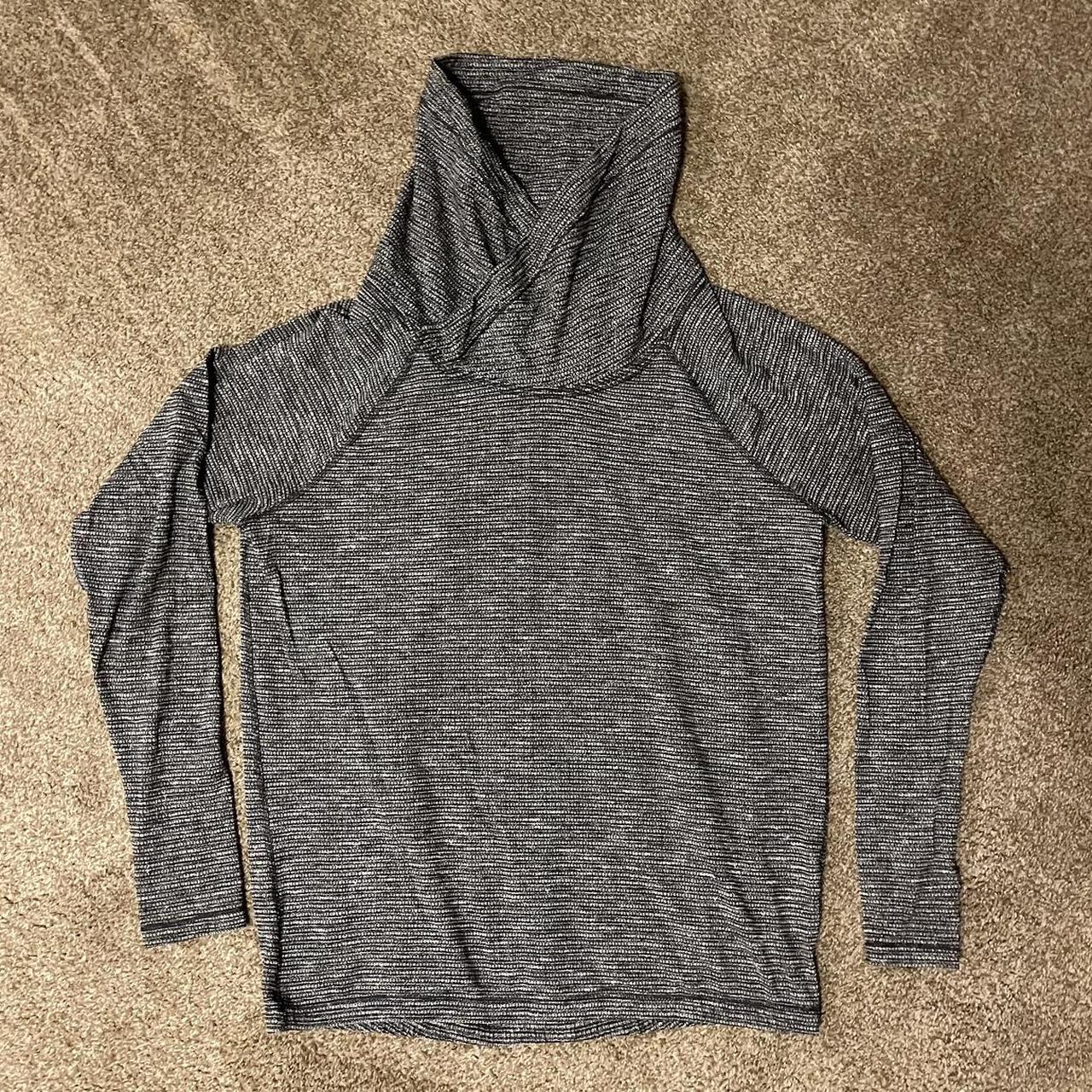 Lululemon Lululeamon athletica gray & black long sleeve top 8