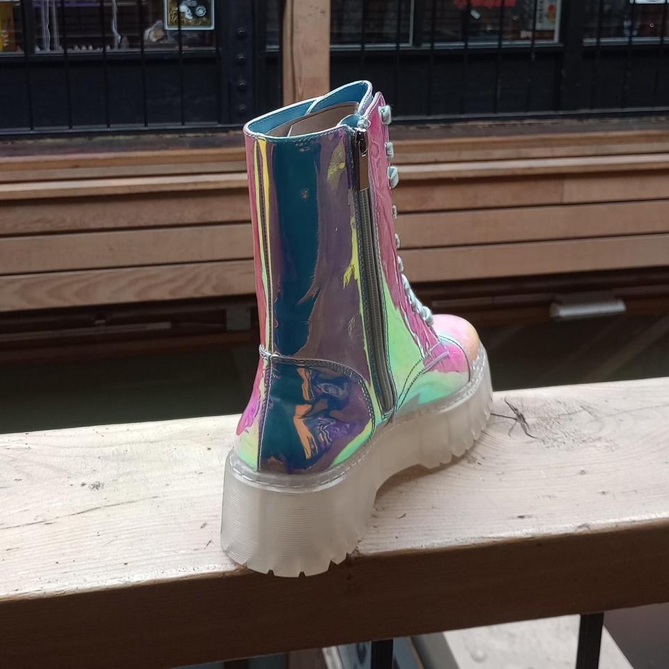 Chiller holographic platform boots best sale