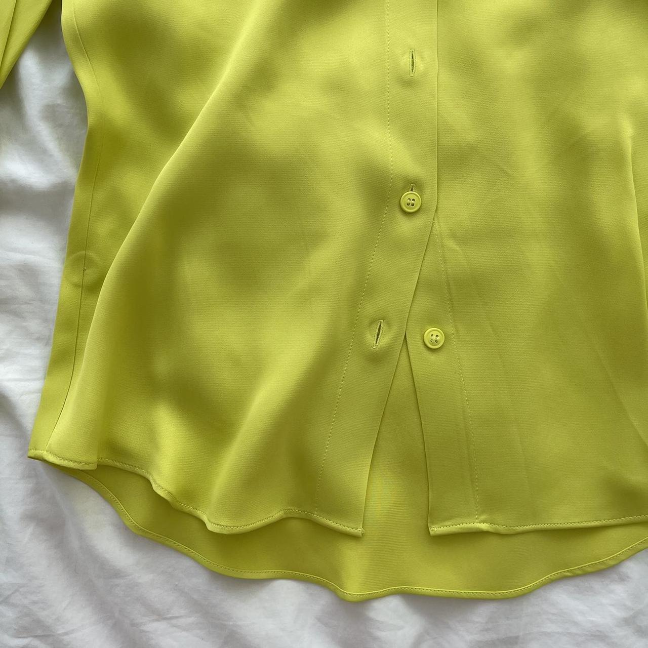 Green button down blouse. Size XS. NWT. Depop
