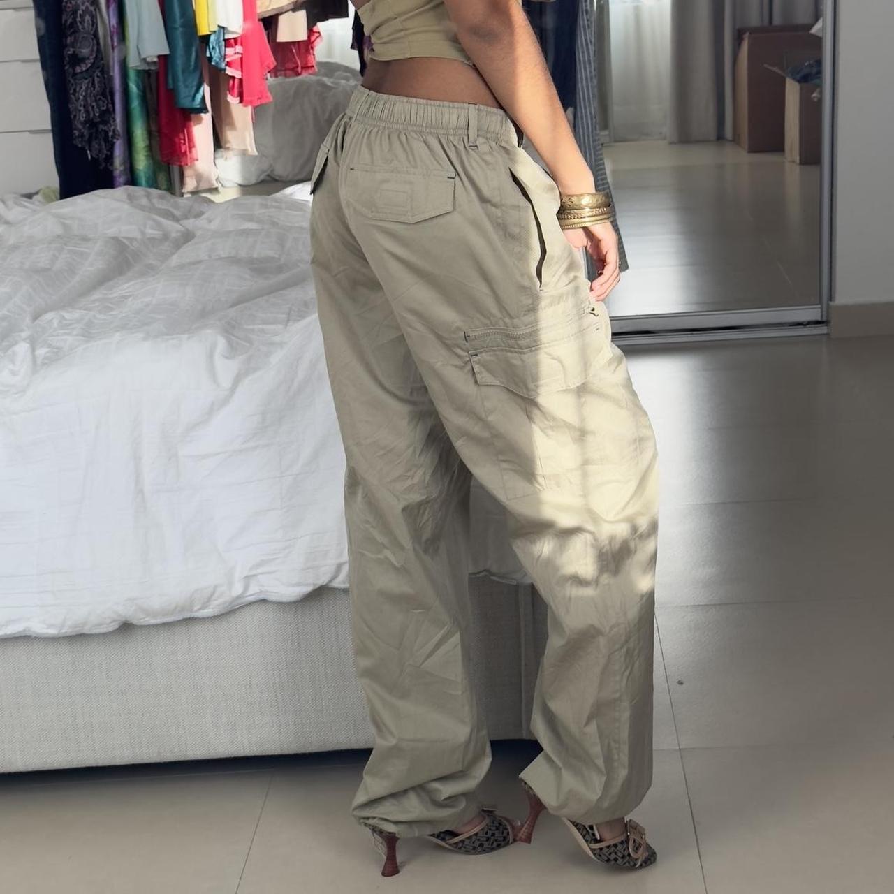 Baggy cargo low rise cargo pants. Stretchy waist.... - Depop