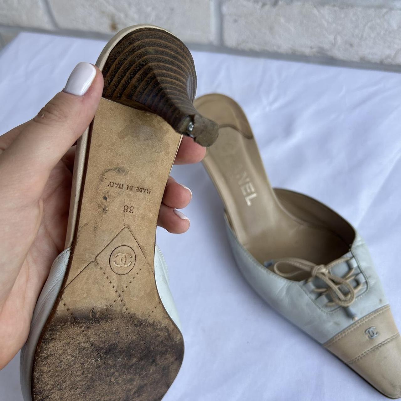 靴 CHANEL CC Print Mule Heels 2000s INTO · INTO