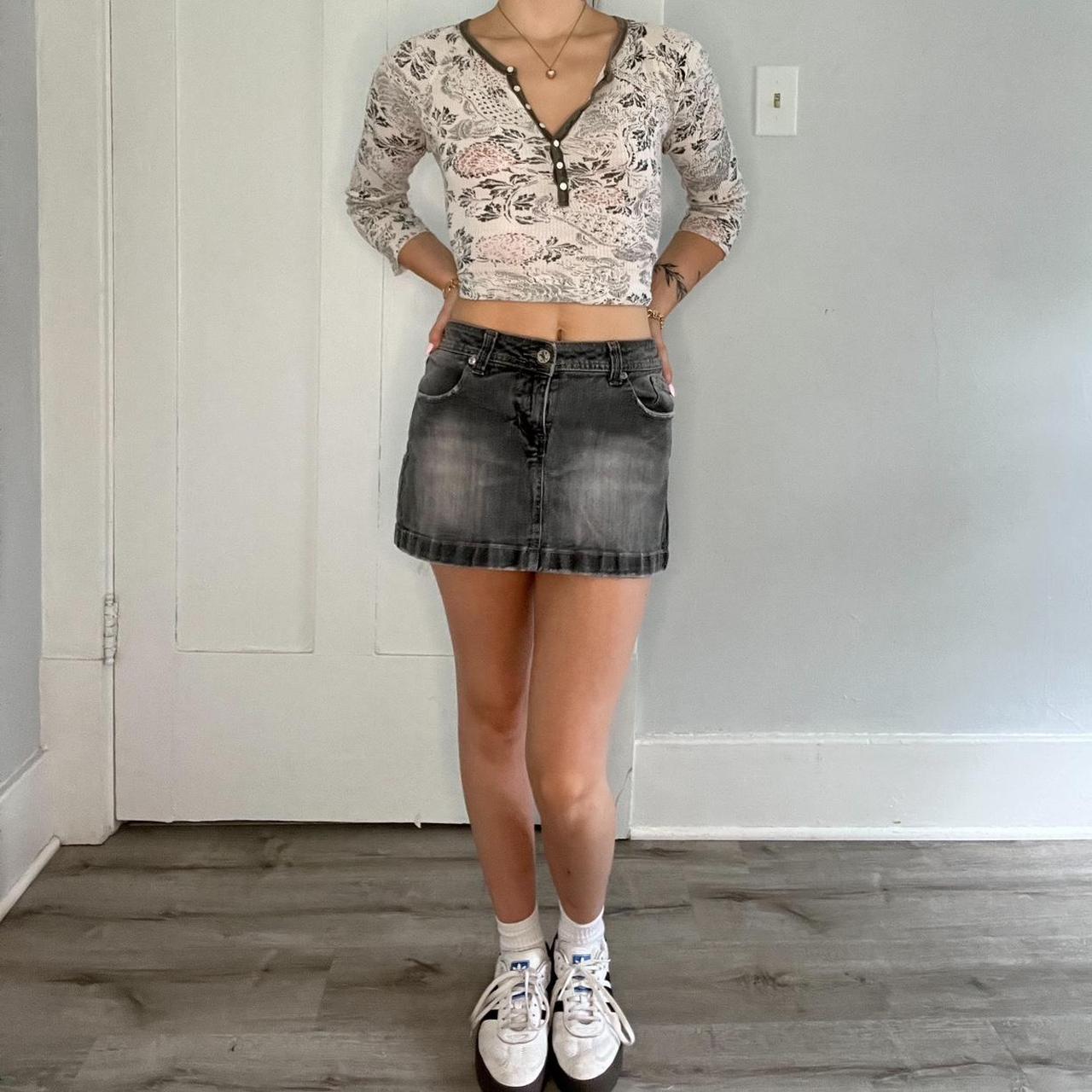 Grunge mini skirt! - Grey faded mini skirt with... - Depop