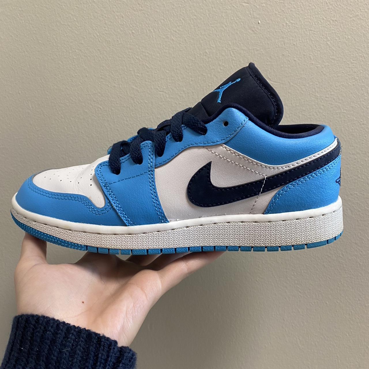 Nike Women's Blue and White Trainers (2)