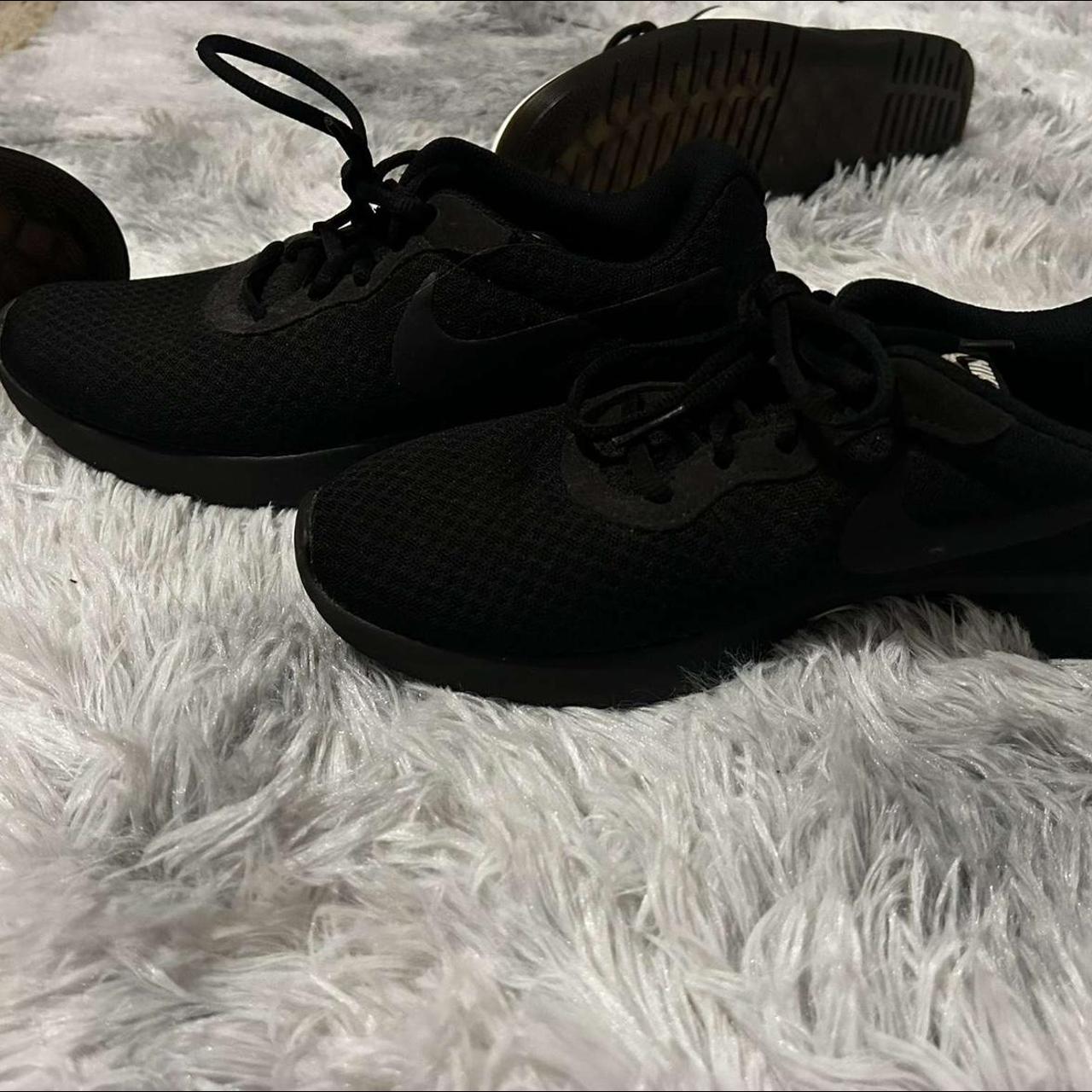 womens black nike tennis shoes