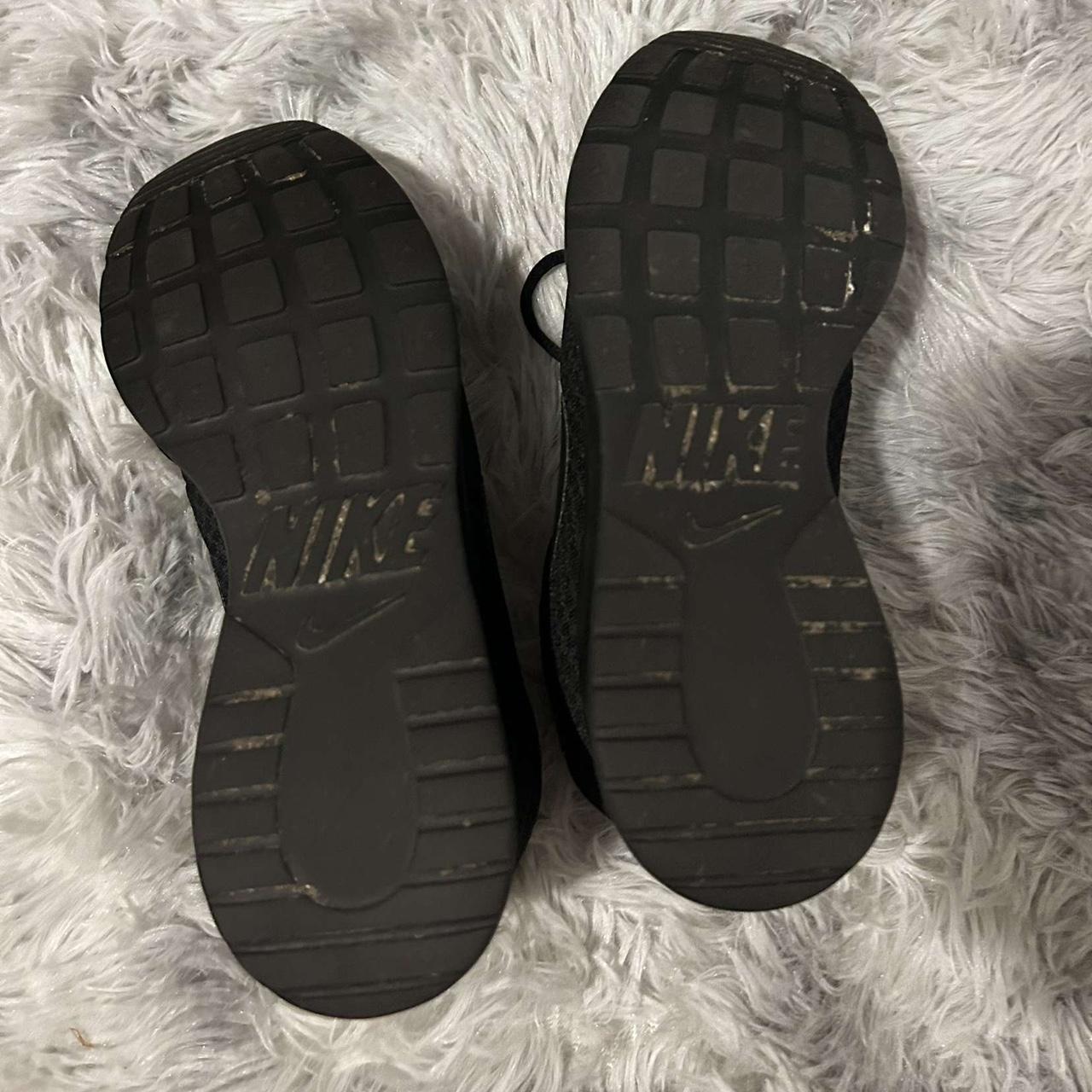 womens black nike tennis shoes