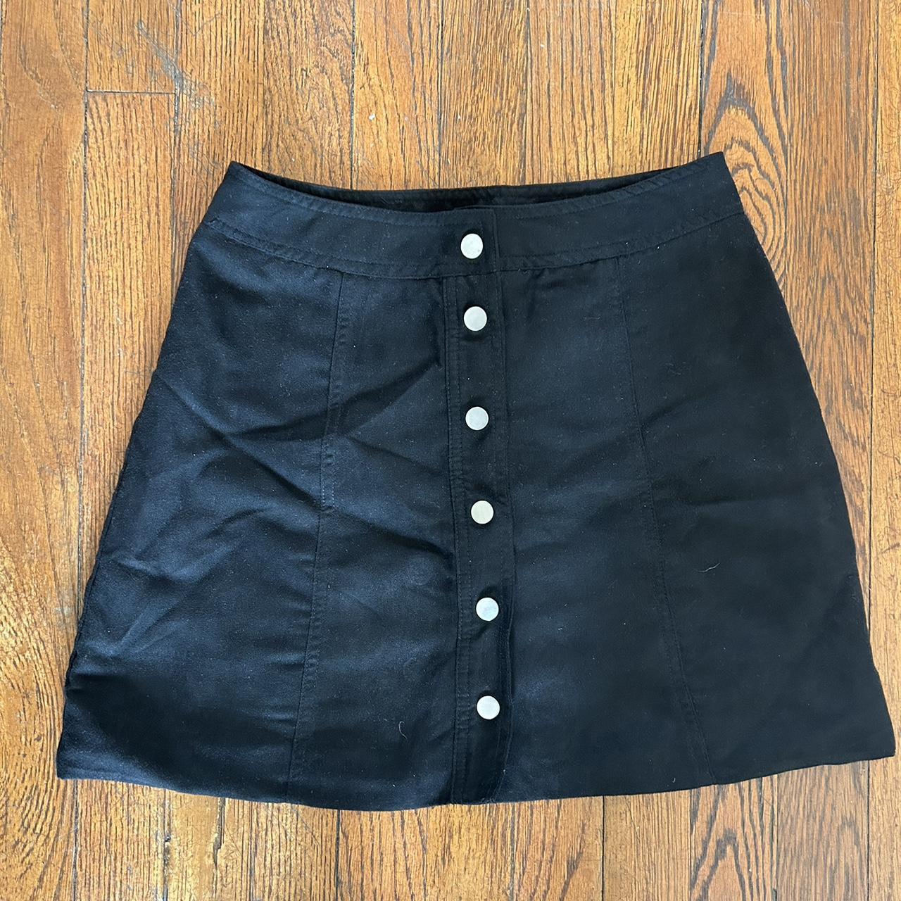 Outfits with black 2024 button up skirt