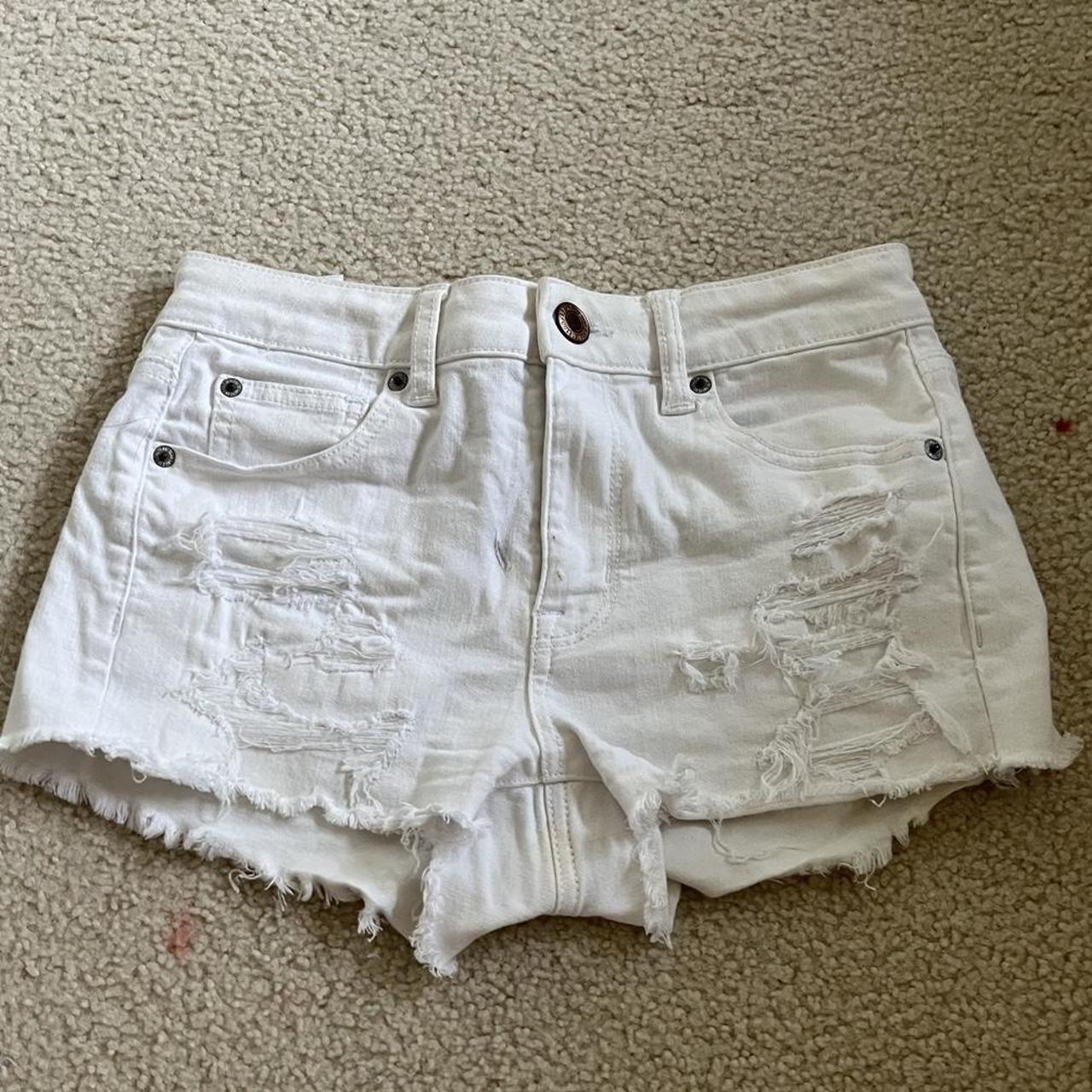 White jean hotsell shorts american eagle