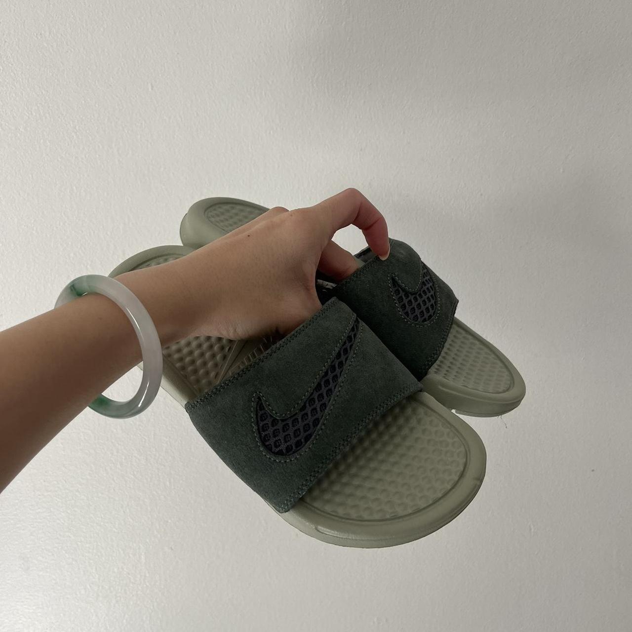 Olive green nike slides online