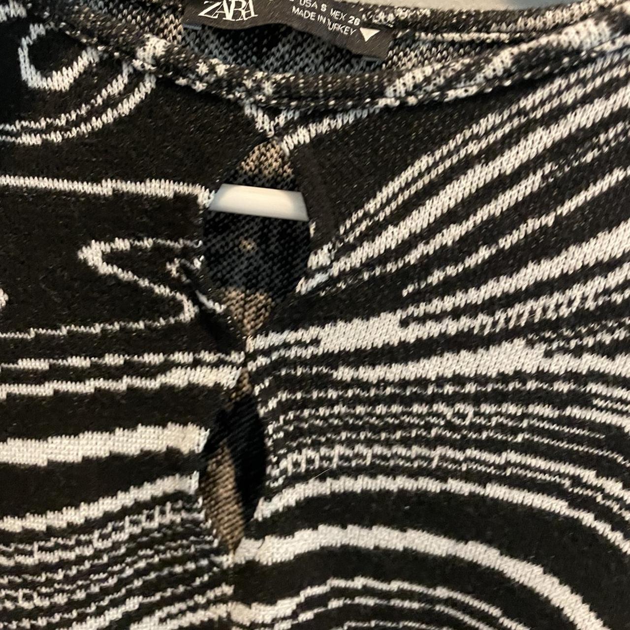 Zara Women's Black and White Jumper Depop