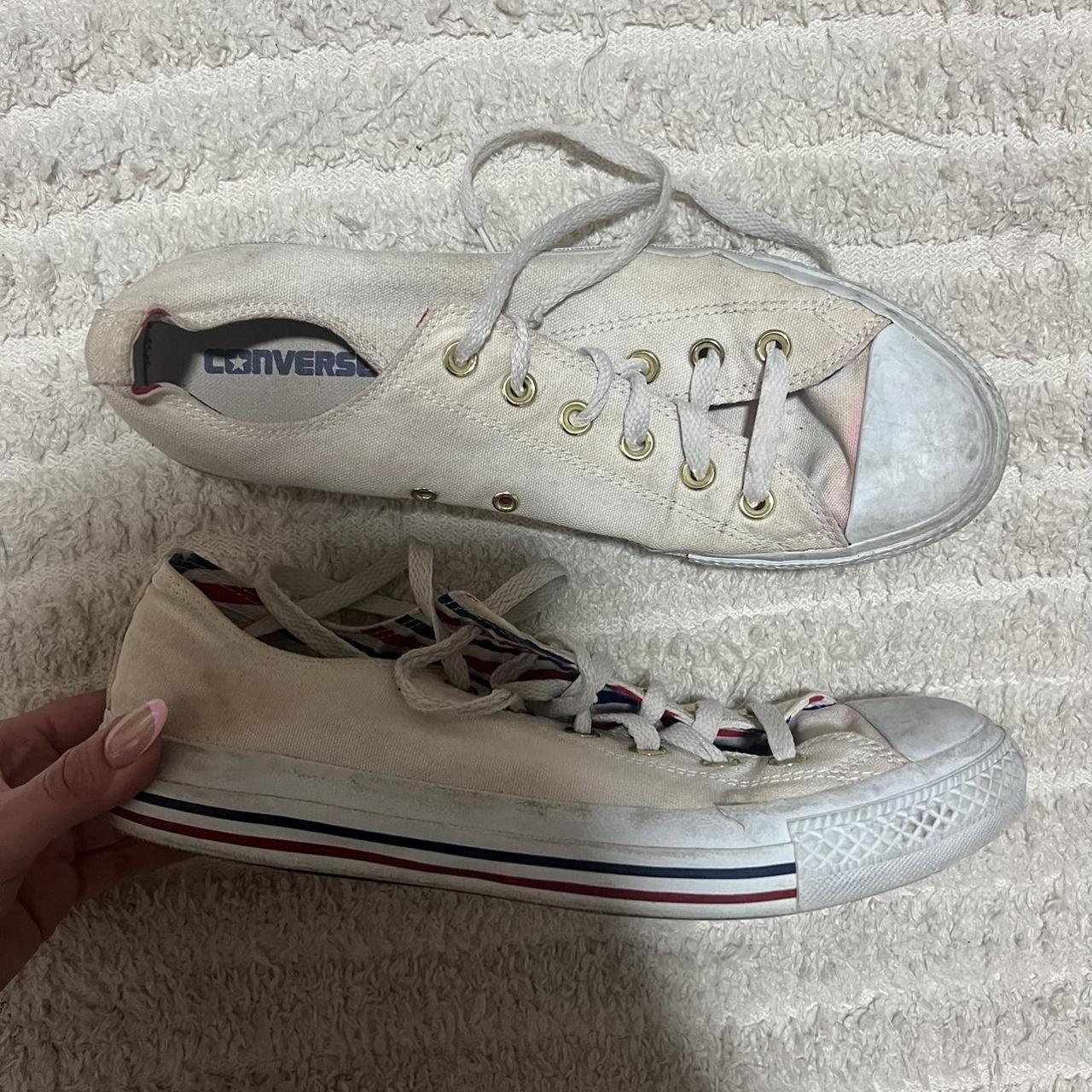 White converse clearance with blue stripe