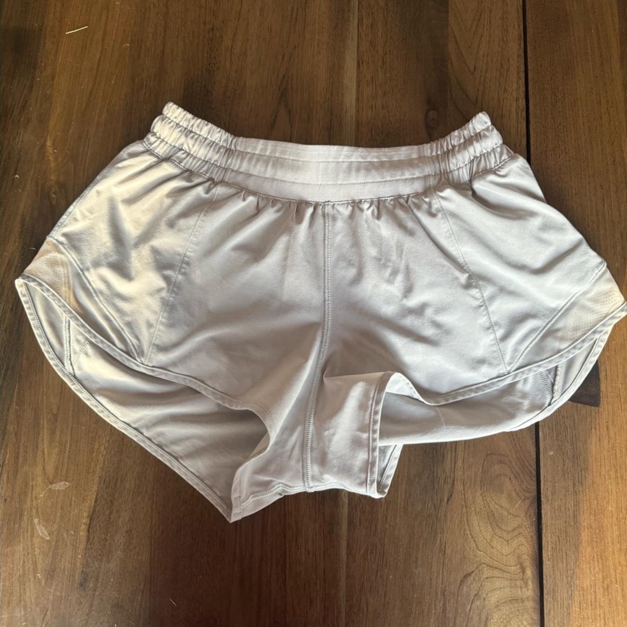 lululemon hotty hot shorts in a size 6. color is